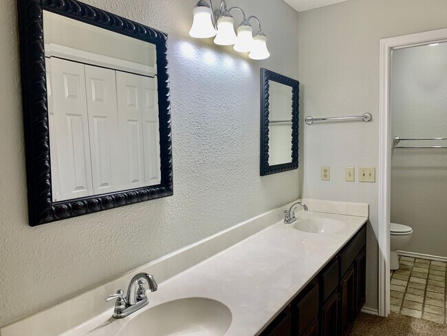 Building Photo - 3 bedroom Home - Large fenced yard - Shade...