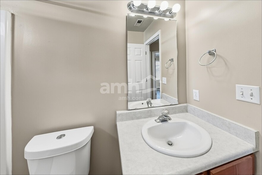 Building Photo - 555 E 700 N