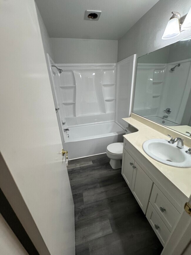 Building Photo - 166 Farm Ln