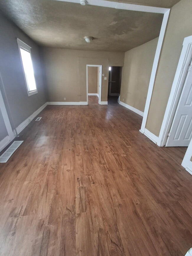 Building Photo - 1558 N Main St