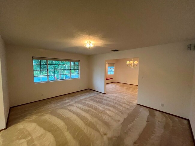 Building Photo - Spacious Chatsworth single-story w/flexibl...