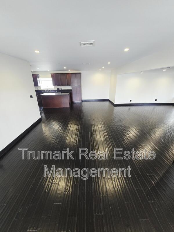 Building Photo - 12426 Moorpark St