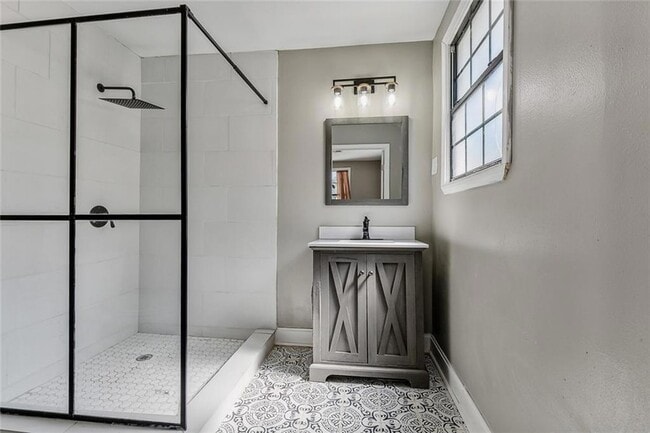 Building Photo - 1828 Alvar St