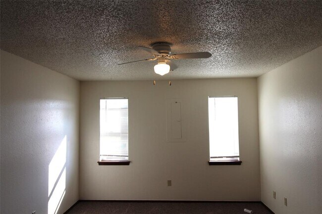 Building Photo - 316 Falcon Ct