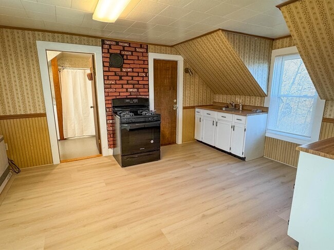 Building Photo - 334 Elm St