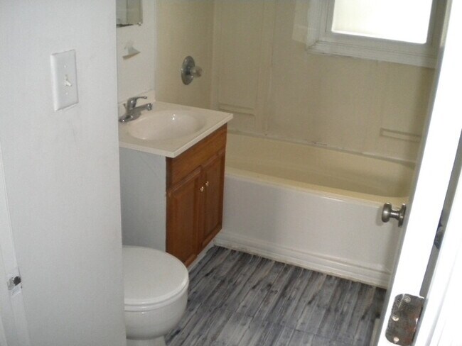 Building Photo - Pet Friendly 3 bedroom, 1 bath