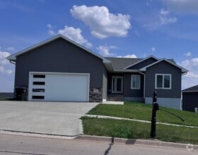 Building Photo - $2800 - 4 Bed 3 Bath Home in Westside Siou...