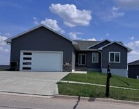 Building Photo - $2800 - 4 Bed 3 Bath Home in Westside Siou...