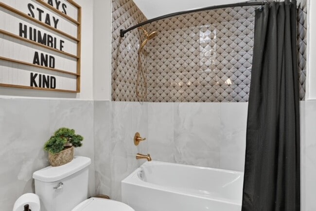 Building Photo - Luxury 5 Bed | 4.5 Bath Home | Flexible Leasing Options: 3+ Month & Long-Term Lease Options | Ful...
