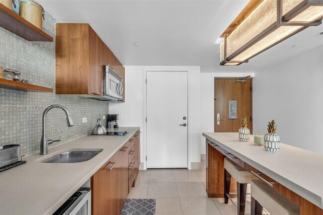 Building Photo - 6801 Collins Ave
