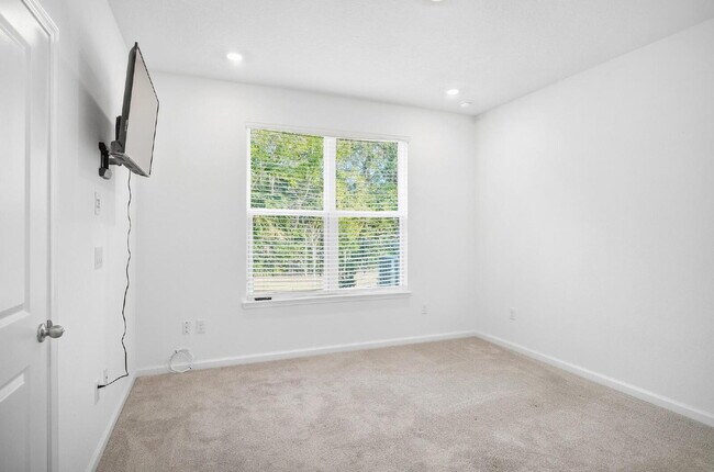 Building Photo - NEW TOWNHOME