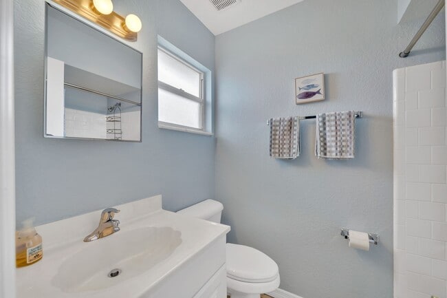 Building Photo - Annual Furnished spacious Villa close to Siesta Key!