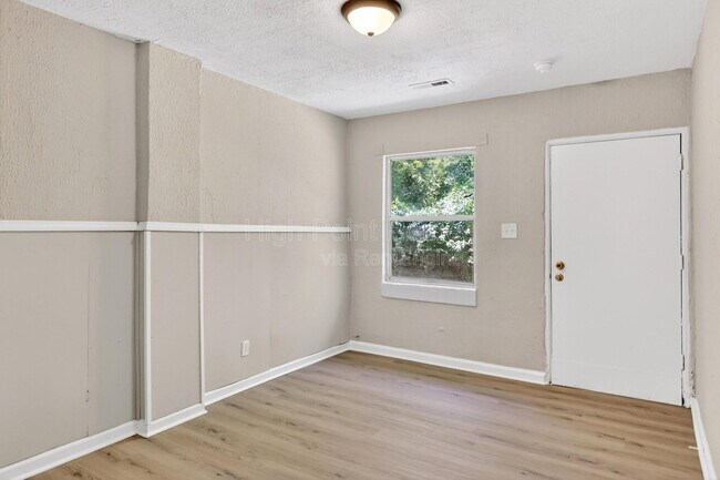 Building Photo - 437 Carver Ln