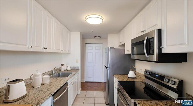 Building Photo - 100 Old Palisade Rd