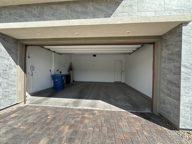 Building Photo - 360 Wind Poppy St
