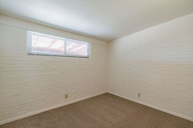 Building Photo - Charming 3-Bed Home with Spacious Backyard...