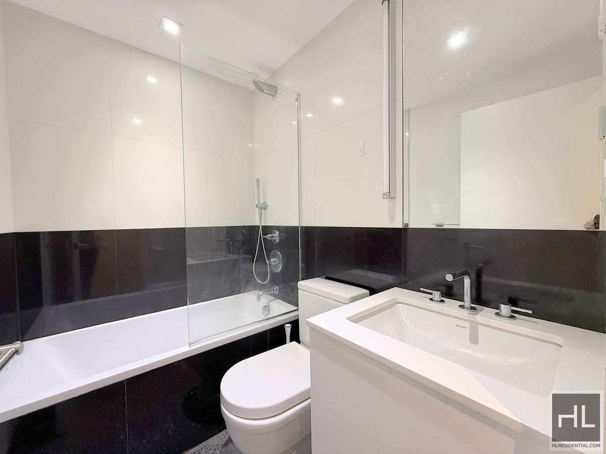 Building Photo - NO FEE 2 bed 2 bath with laundry in unit. | 21st floor | upper west side.