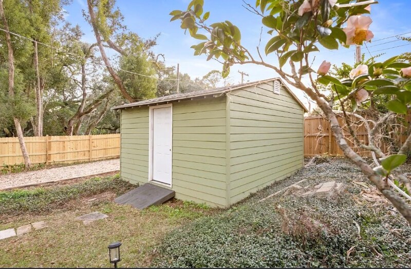 Building Photo - 2014 Golf Terrace Dr