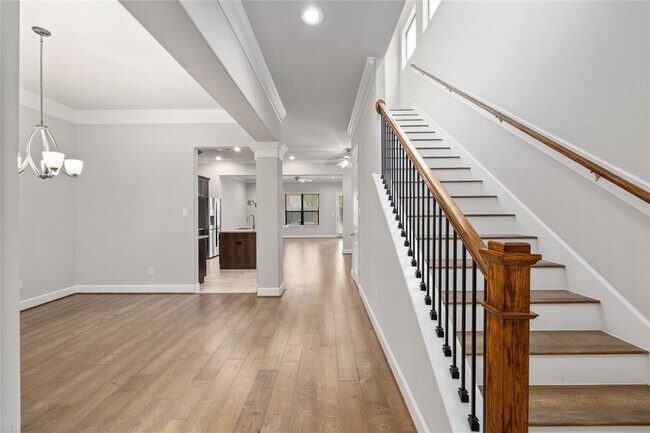 Building Photo - 833 W 24th St