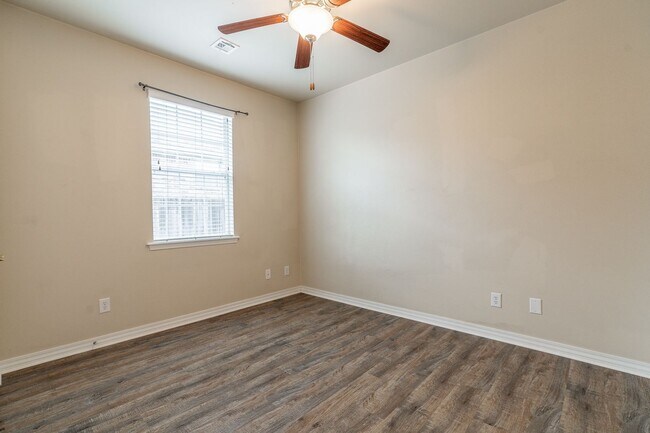 Building Photo - Dakota Trail 91/93