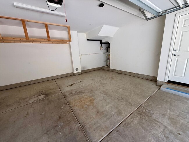 Building Photo - Luxury Townhome 3 level 2 car garage  modern kitchen must see charmer $3350