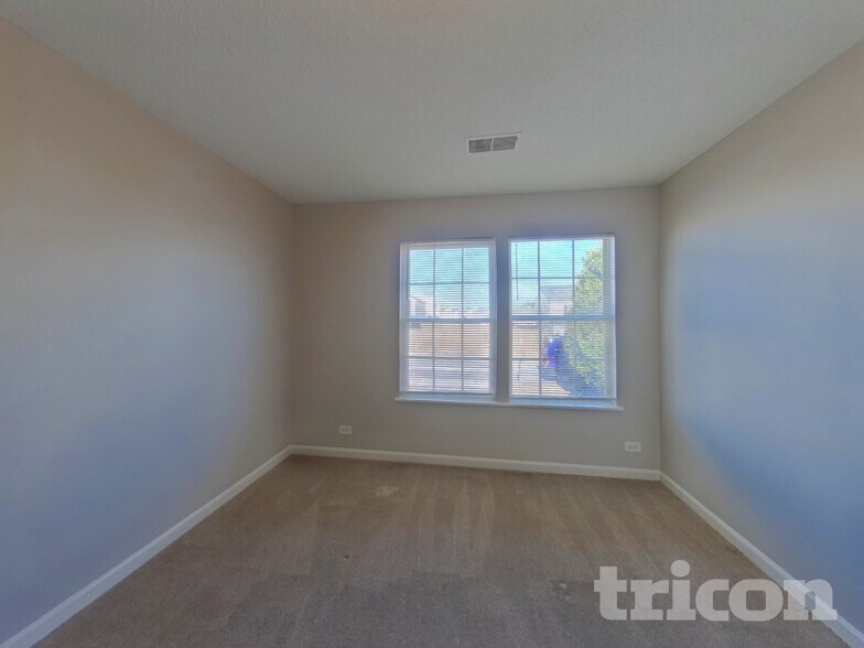 Building Photo - 482 Fox Trot Dr