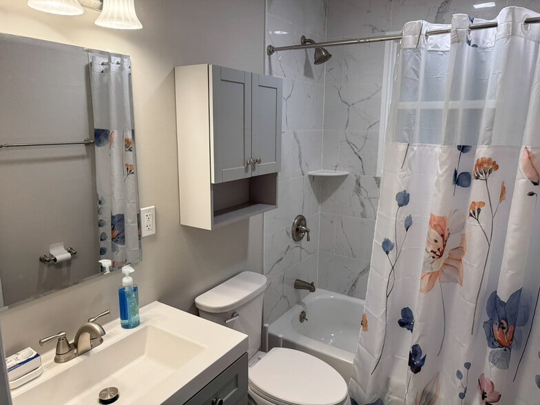 Furnished Bathroom - 309 W Holly Oak Rd