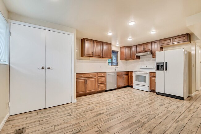 Building Photo - 2551 Elm Ave