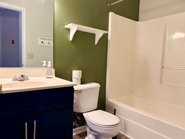 Building Photo - 3 Bed 2.5 Bath Hampton Home!