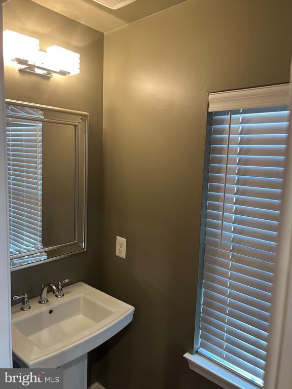 Building Photo - 910 Hall Station Dr