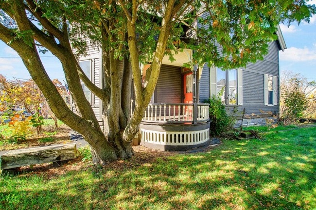 Building Photo - 19 Pine St