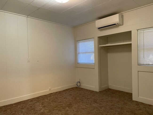 Building Photo - Nice 1 Bedroom 1 Bath Duplex
