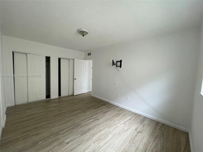 Building Photo - 1735 NE 164th St