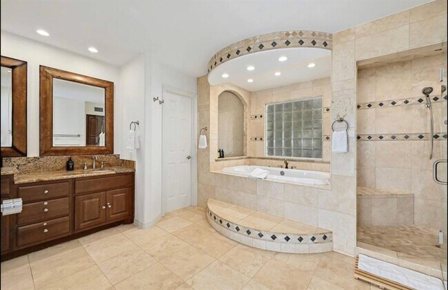 Building Photo - 3711 Highland Dr