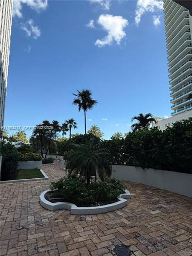 Building Photo - 5055 Collins Ave