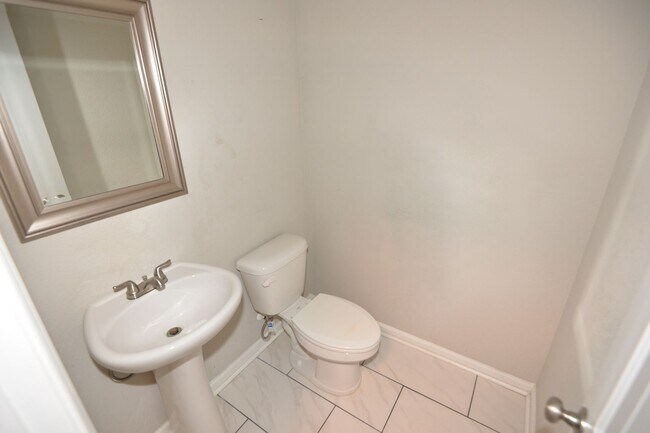 Building Photo - Spacious Single Family w/ Two Master Suites