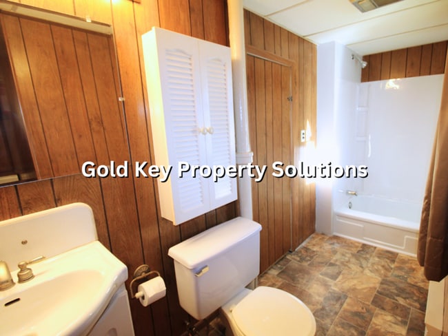 Building Photo - Spacious 1 BR 1 BA House with Fenced Backy...