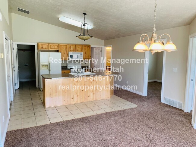 Building Photo - 3 Bedroom 2 Bath Home Now Available!