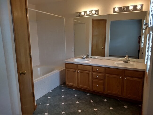 Building Photo - 4 Bed 2.5 Bath w/AC off Rangewood/Vickers ...