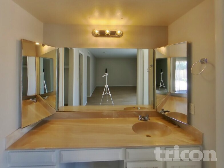 Building Photo - 3629 W Kelton Ln