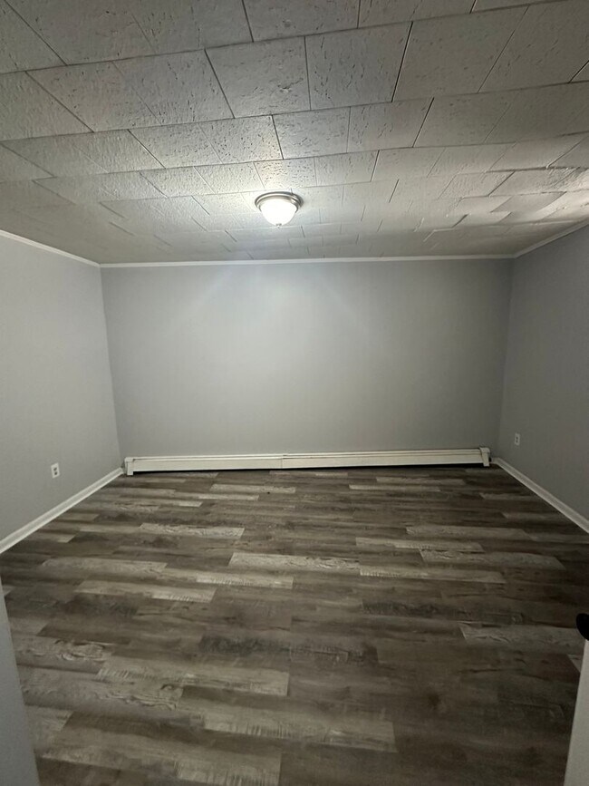 Building Photo - 1 bed/1 bath apartment available. 1st Floor