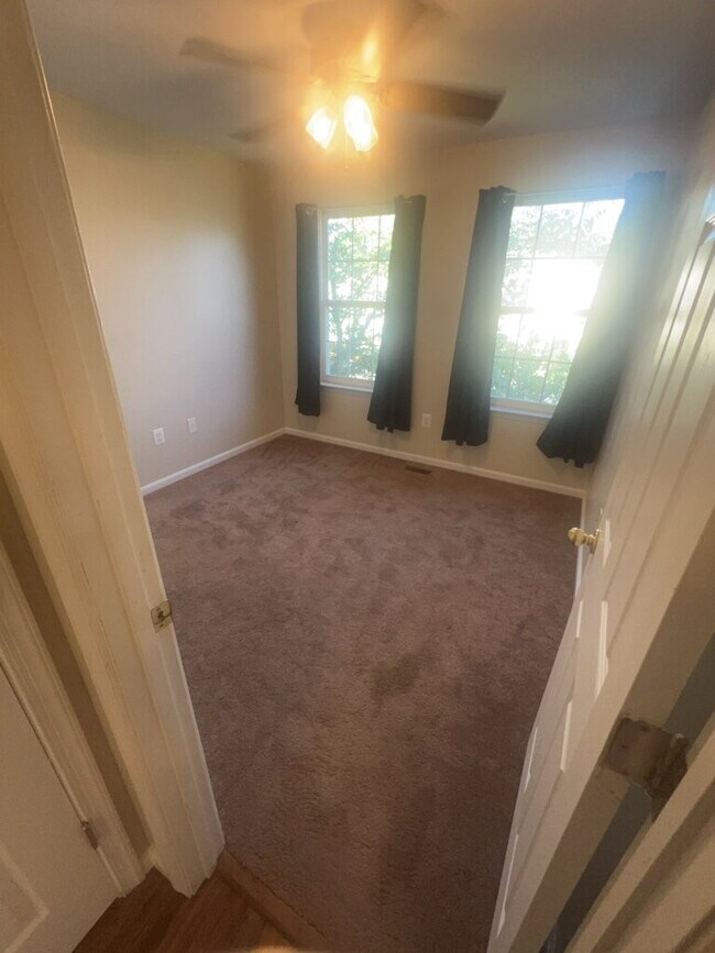 Building Photo - Spacious End-Unit 4 Bedroom Townhome for R...