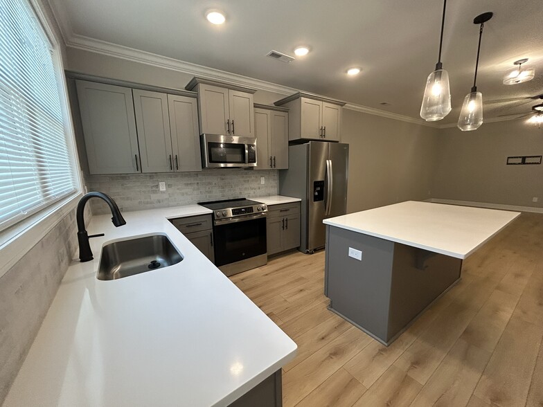 Building Photo - 163 Susan Lynn Dr