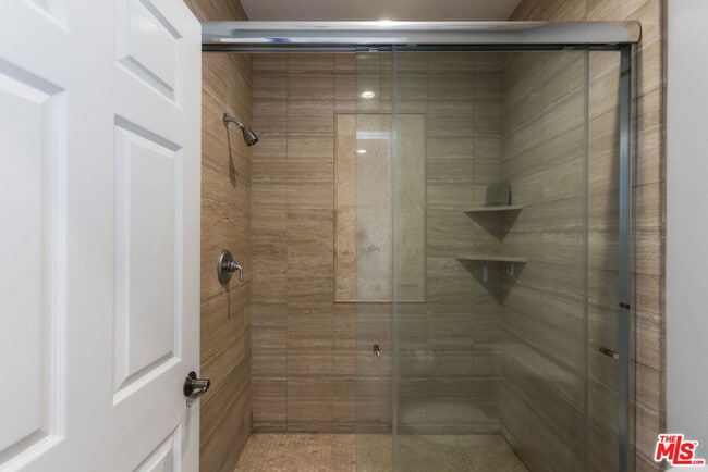 Building Photo - 546 N Indian Canyon Dr