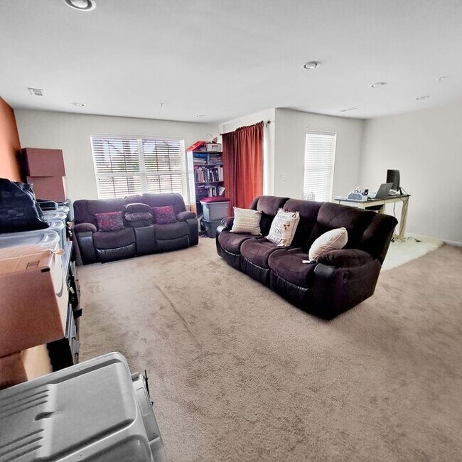 Building Photo - Stately End Unit 3-Level Townhome, 3 Bedro...