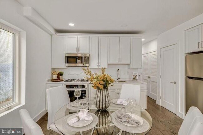 Building Photo - Columbia Heights 2BR 2BA w/Parking & Private Patio Garden