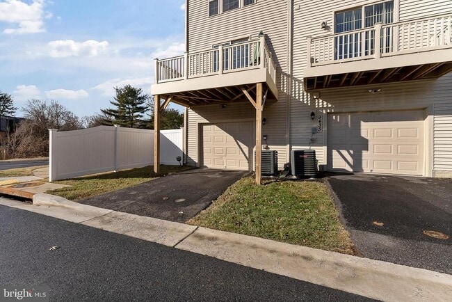 Building Photo - 9437 Oak Grv Ln