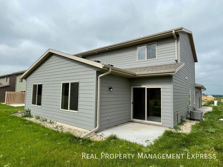Building Photo - 3 Bed 2.5 Bath Townhome in West Sioux Falls