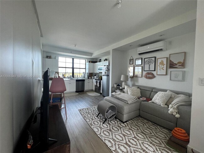 Building Photo - 4100 Davie Rd