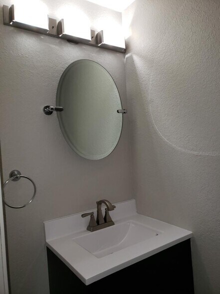 Building Photo - 1135 W South Park Ave